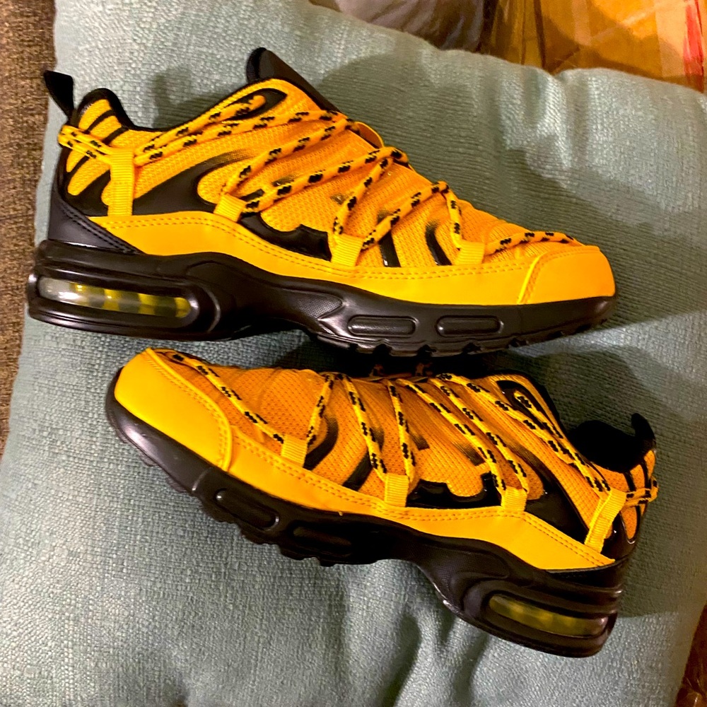 Mustard sneakers size 10